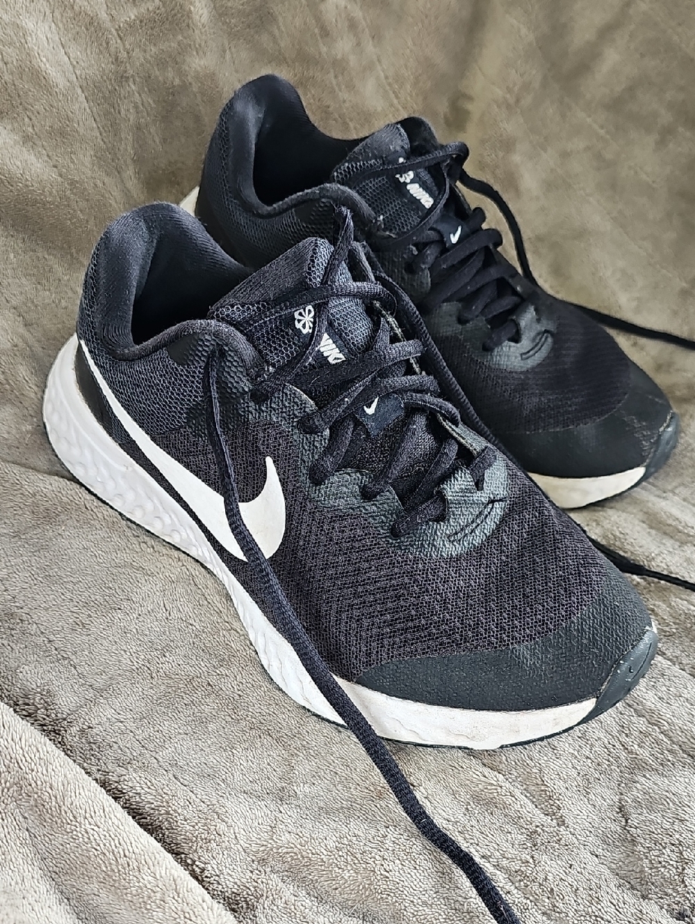 Nike Black and White Running Shoes Size 4Y Youth Kids